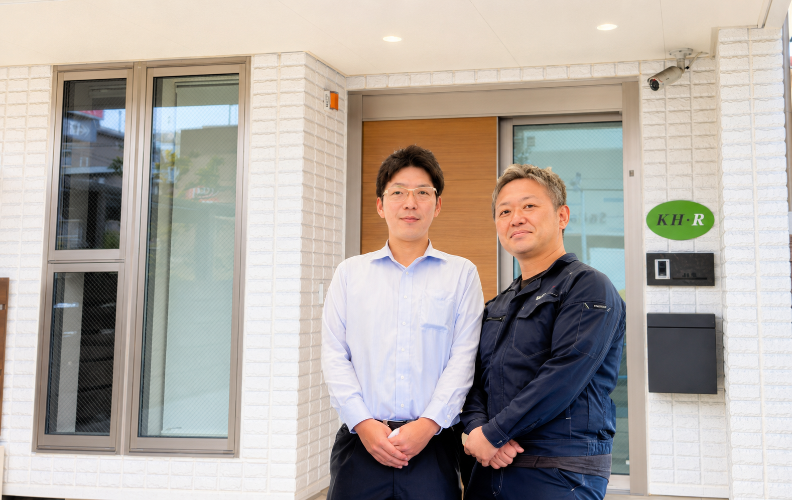 職場で共に働くスタッフの集合写真